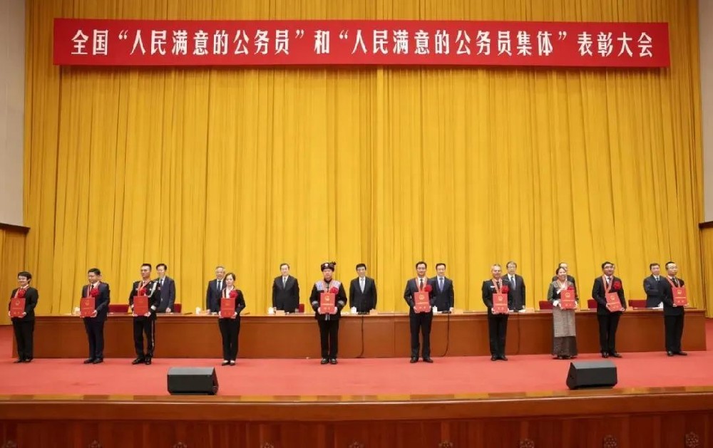 中譯英|人民滿意的公務(wù)員、跨海高鐵、電力裝備綠色低碳發(fā)展、網(wǎng)絡(luò)文明