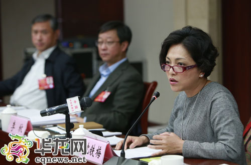 全國(guó)人大代表、重慶市川劇院院長(zhǎng)沈鐵梅在代表小組會(huì)議上發(fā)言。 特派記者 李文科 攝