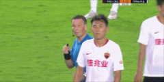 主裁判克拉滕伯格怎么那么生氣，耳機(jī)都扔掉了？